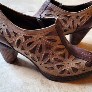 L'Artiste Spring Step Brown Zip Ankle Booties